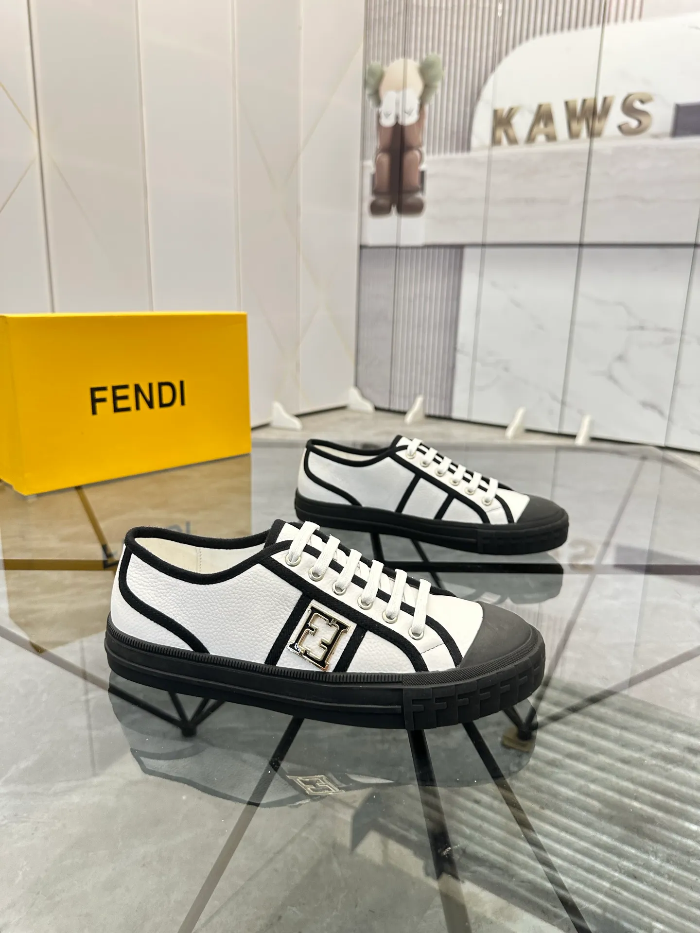 Selling men's shoes 💰: 💰P440¥ Product trademark: Fendi* "Fendi*" low-top casual shoes Regular size: 38-44 (can be customized to 45) Product materials: imported cowhide upper, sheepskin lining, original outsole. No.:6735